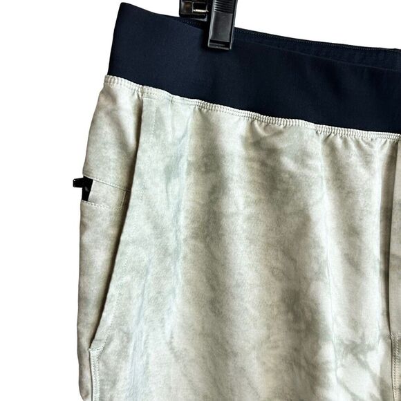 Fabletics The Franchise Shorts Mens XXL Green White Tie Dye Unlined 8" Athletic - Picture 2 of 6